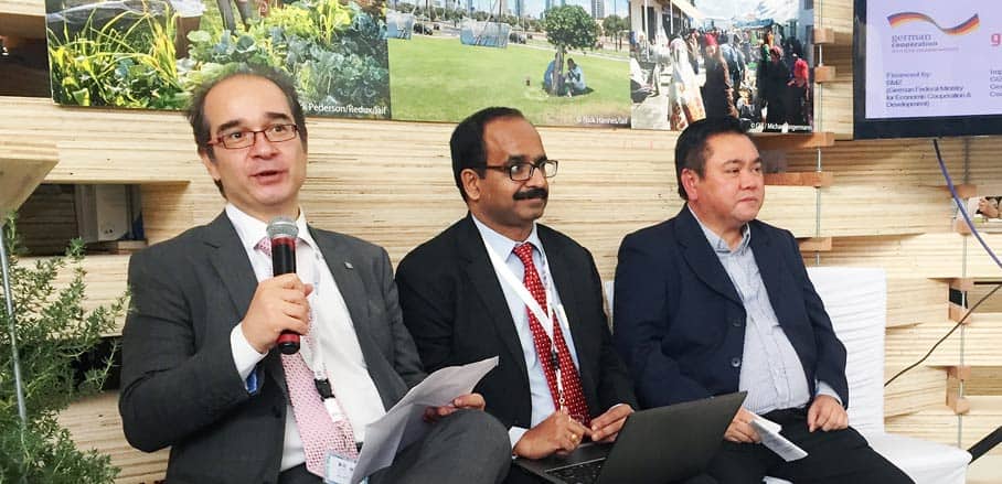 Stefanos Fotiou, Director of the Environment & Development Division at UN ESCAP, Mayor Jaimanbhai Upadhyay, Rajkot, India and Mayor John Bongat from Naga City, the Philippines, speak about integrated ressource management at the German pavilion © Melanie Wieland