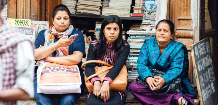 Women Watching the Street, New Delhi, India © Adam Cohn/Flickr (CC BY-NC-ND 2.0)