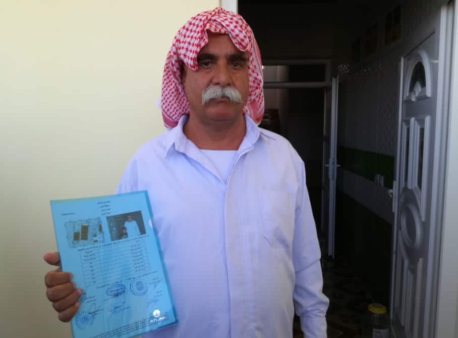 A Yazidi returnee to Sinjar holding an Occupancy Certificate issued by UN-Habitat © UN-Habitat Iraq