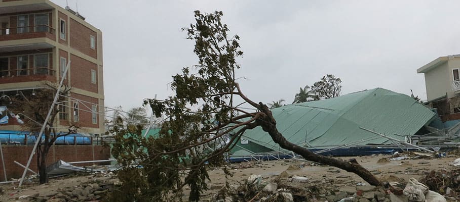 Damages in Da Nang following Typhoon Nari © Phong Tran, ISET-Internationals 2013