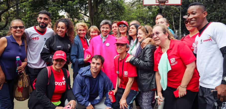 The mayor of Bogota surrounded by caregivers and municipal staff.